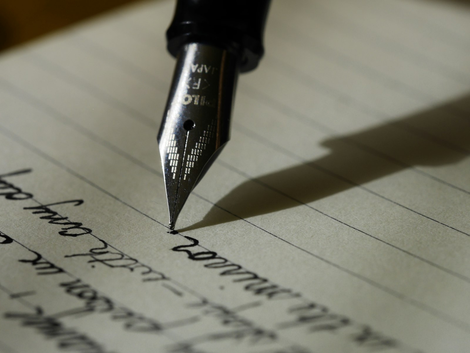 万年筆で想いを綴る遺言書のイメージ